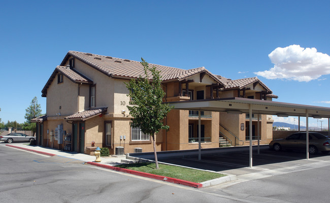 Santa Fe Apartments in Hesperia, CA - Foto de edificio - Building Photo