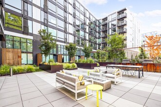 Station House in Redmond, WA - Foto de edificio - Building Photo