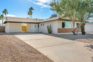 2333 E Paradise Dr in Phoenix, AZ - Building Photo