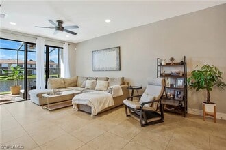 7972 Bristol Cir in Naples, FL - Foto de edificio - Building Photo