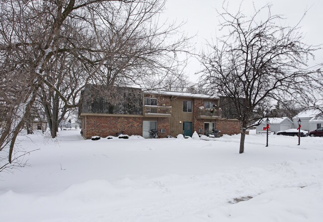 269 N Main St in Walworth, WI - Foto de edificio - Building Photo