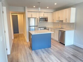 210 First Ave W in Qualicum Beach, BC - Building Photo