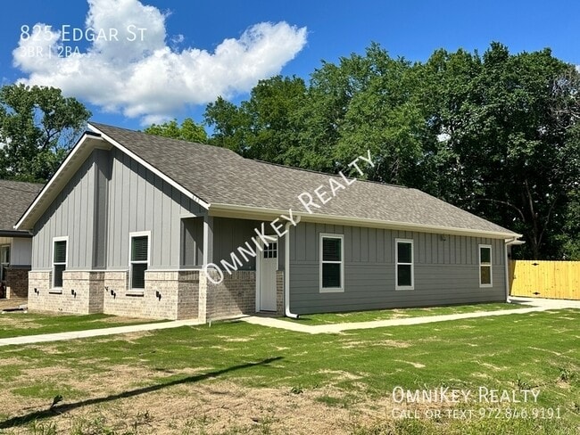property at 825 Edgar St