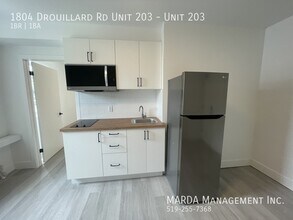 1804 Drouillard Rd in Windsor, ON - Building Photo - Building Photo