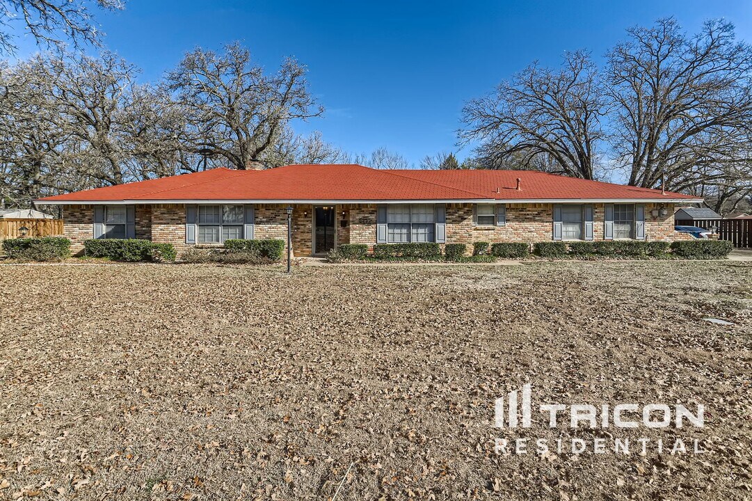 606 Meadow Grove Dr in Seagoville, TX - Building Photo