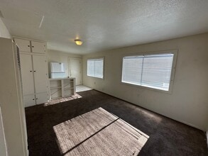 725 Kern St in Taft, CA - Foto de edificio - Building Photo