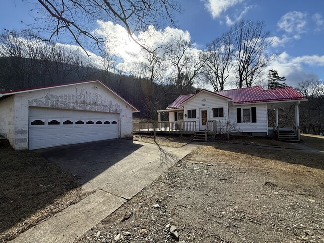 130 Bobby Rash Rd in Lansing, NC - Building Photo - Building Photo