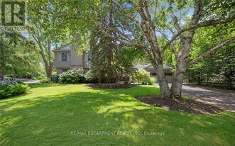 250 Dalewood Dr in Oakville, ON - Building Photo