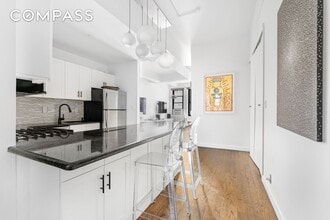 315 7th Ave in New York, NY - Building Photo - Building Photo