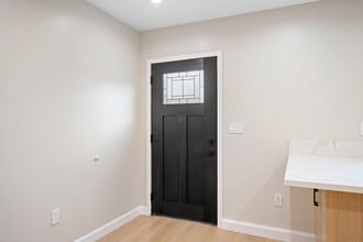 7727 Gentry Ave in North Hollywood, CA - Foto de edificio - Building Photo