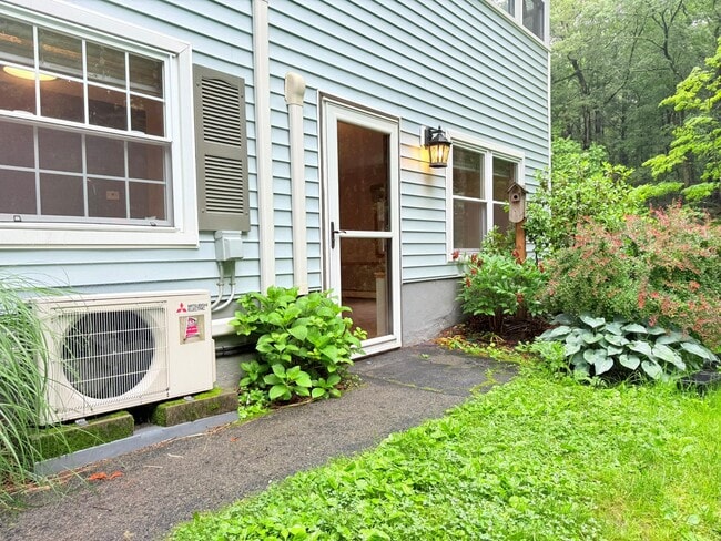 23 Van Dam Rd in Hyde Park, NY - Building Photo - Building Photo