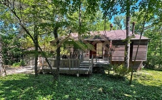 4870 SW Skyline Pkwy in Topeka, KS - Building Photo