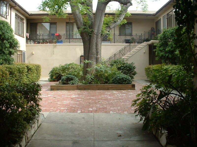 1118 S Fairfax Ave in Los Angeles, CA - Building Photo