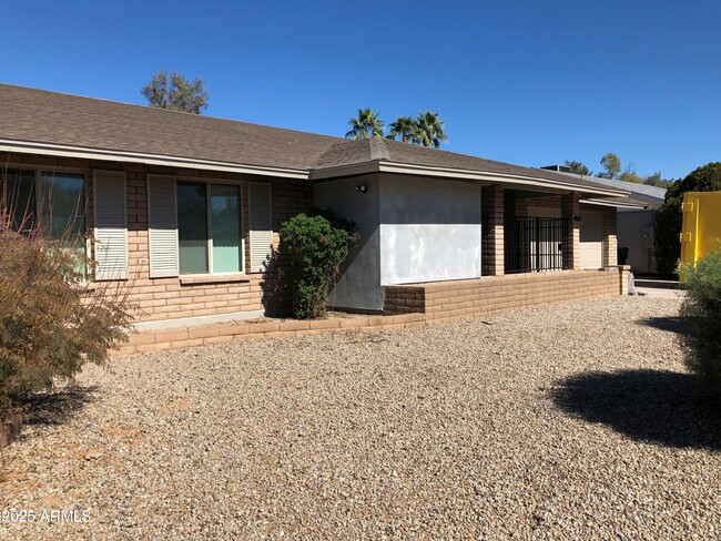 4902 E Tierra Buena Ln in Scottsdale, AZ - Building Photo - Building Photo