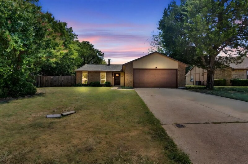 411 McKinley St in Cedar Hill, TX - Building Photo