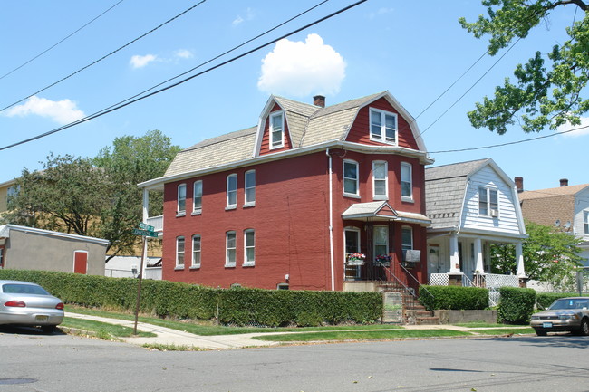 675 Johnstone St in Perth Amboy, NJ - Building Photo - Building Photo