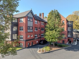 Kent Manor in Chatham, ON - Building Photo