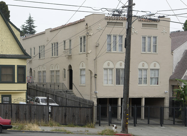 2442 23rd Ave in Oakland, CA - Foto de edificio - Building Photo