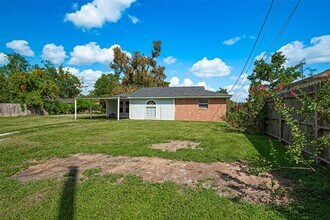227 N Austin Dr in Angleton, TX - Building Photo - Building Photo