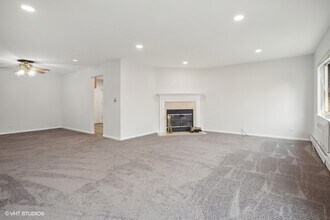 702 E Algonquin Rd in Arlington Heights, IL - Building Photo - Building Photo