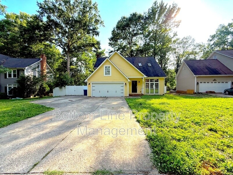 2321 Heathershire Ln in Matthews, NC - Building Photo
