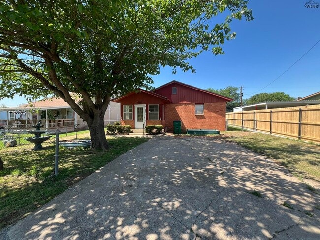 610 S Bond St in Iowa Park, TX - Building Photo - Building Photo