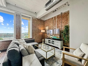 555 Evergreen St in Dallas, TX - Building Photo - Building Photo