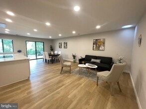 11307 Gatesborough Ln in Reston, VA - Foto de edificio - Building Photo