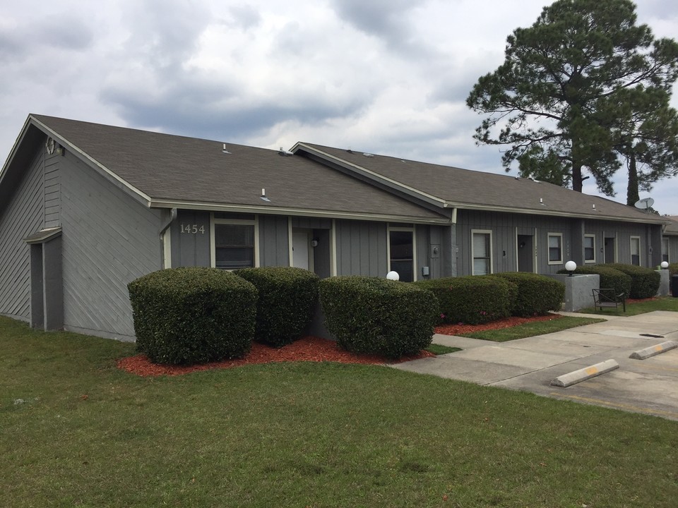 1454 Gifford Ave in Orange Park, FL - Building Photo