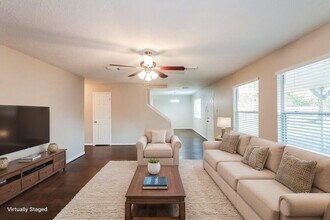 4611 Dove Springs Dr, Unit 506 in Houston, TX - Foto de edificio - Building Photo