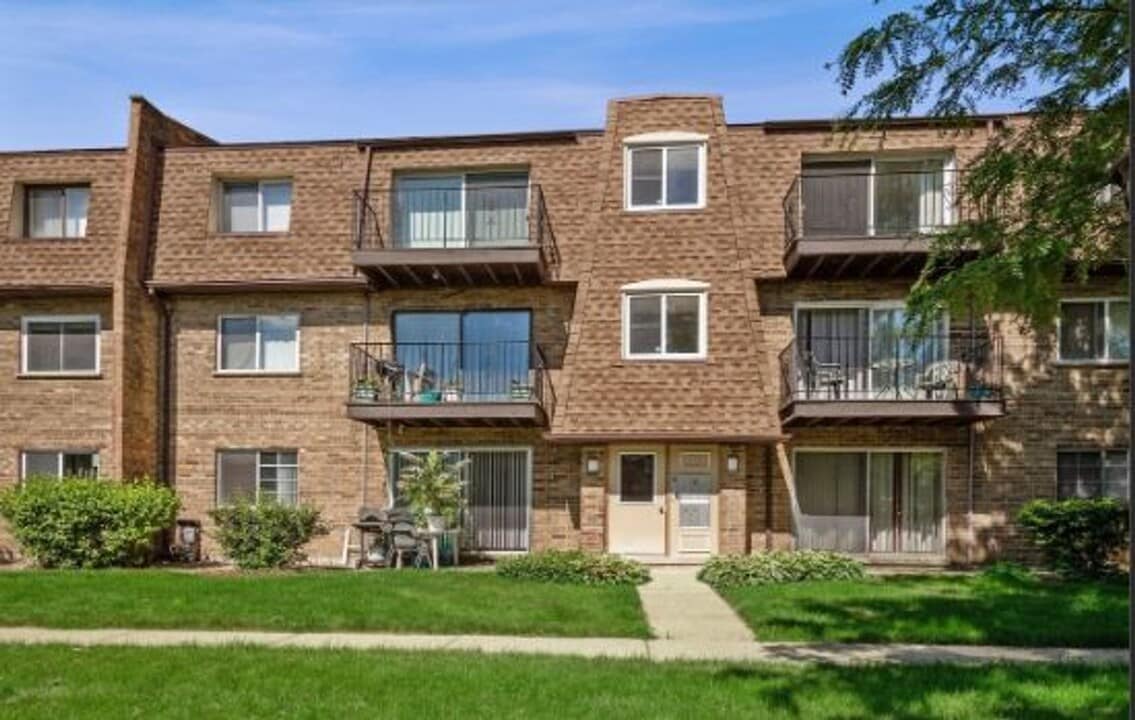 9380 Bay Colony Dr in Des Plaines, IL - Building Photo