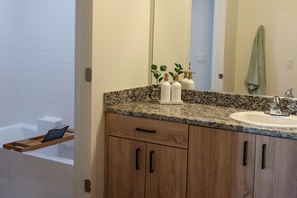 The Grove at Woodlake in Sacramento, CA - Foto de edificio - Building Photo