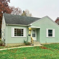 2235 Ridgelawn Ave in Youngstown, OH - Building Photo