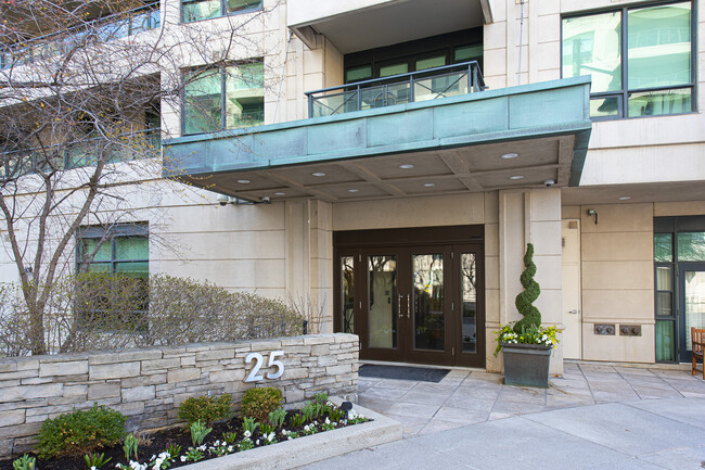 25 Scrivener Square in Toronto, ON - Building Photo - Building Photo