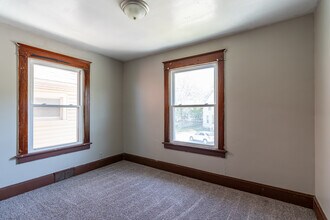 1527 8th Ave, Unit 2 in Moline, IL - Building Photo - Building Photo