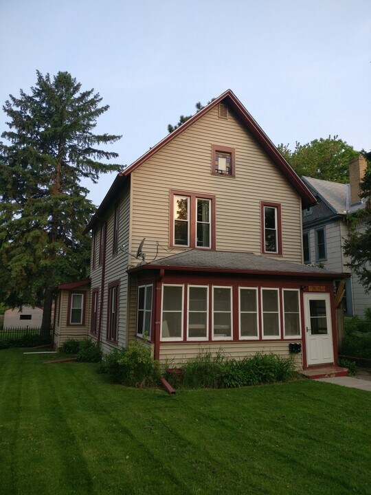 2526 NE Taylor St, Unit Lower in Minneapolis, MN - Building Photo
