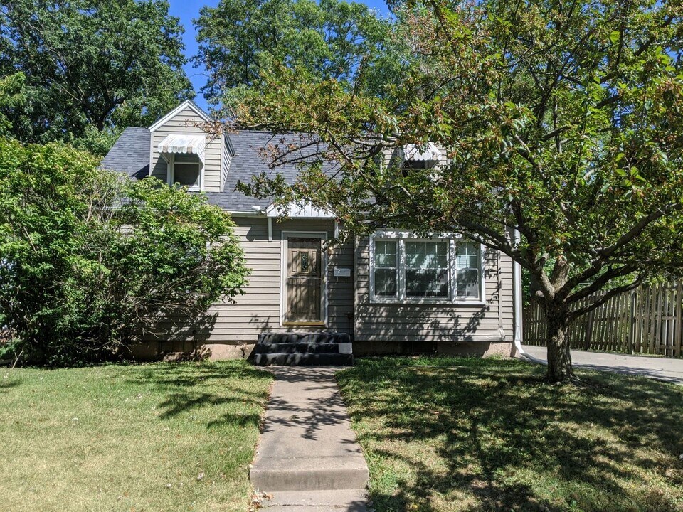 11 Blackhawk Hills Dr in Rock Island, IL - Building Photo