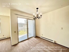 1121 N 200th St in Shoreline, WA - Foto de edificio - Building Photo