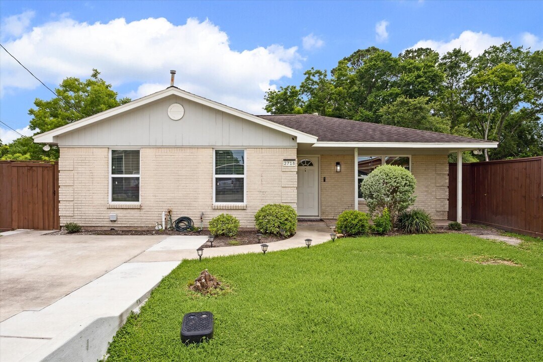 2718 H Ave in Dickinson, TX - Building Photo