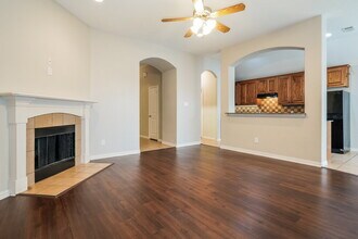 311 Galloping Hill Rd in Red Oak, TX - Foto de edificio - Building Photo