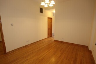 2138 W Chicago Ave, Unit 2R in Chicago, IL - Foto de edificio - Building Photo