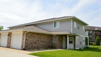 273 Meadowside Dr, Unit 273 in Verona, WI - Building Photo