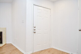 11201 Lynbrook Dr, Unit 3823 in Houston, TX - Building Photo - Building Photo