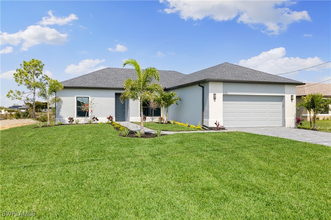 925 NE 11th Terrace in Cape Coral, FL - Building Photo