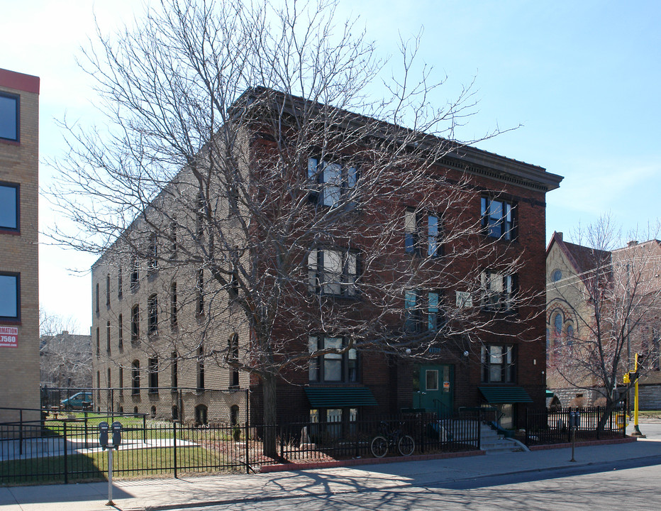 1101 S 7th St in Minneapolis, MN - Foto de edificio