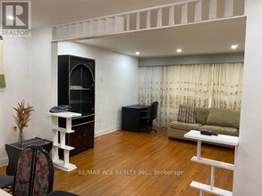 34 Crocus Dr in Toronto, ON - Building Photo - Building Photo