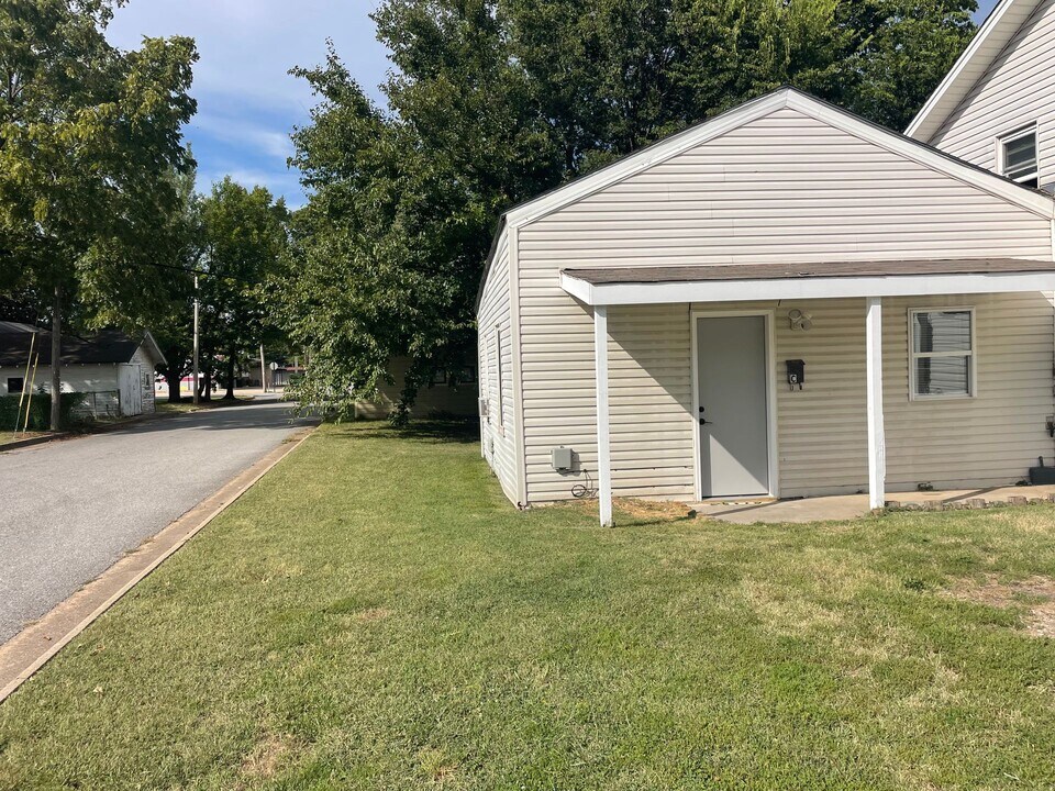 408 Grove Unit C in Springdale, AR - Building Photo