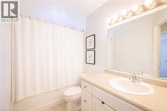 527 Parkside Dr in Waterloo, ON - Building Photo - Building Photo