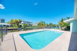 5577 Contento Dr in Siesta Key, FL - Building Photo