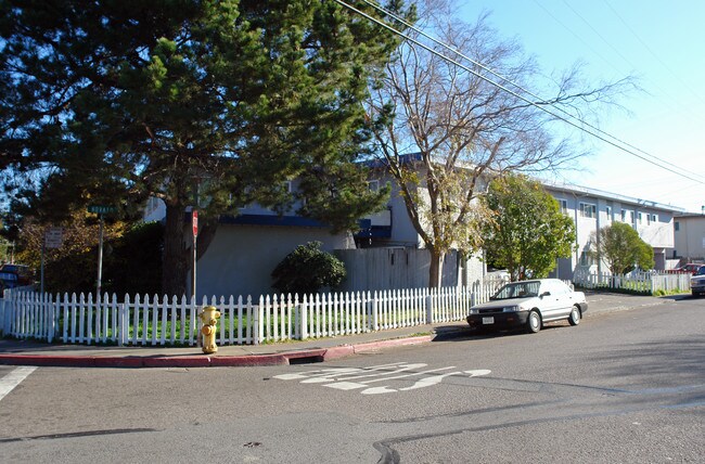 The Bayside Apartments in San Rafael, CA - Building Photo - Building Photo